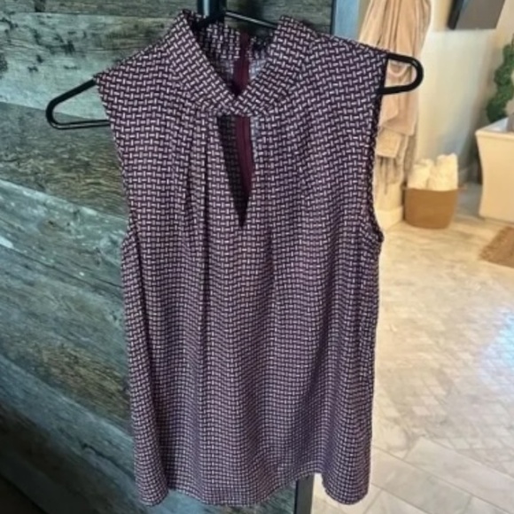 JUDITH & CHARLES Mathys Sleeveless Cutout Top in Geo Print - Picture 8 of 9